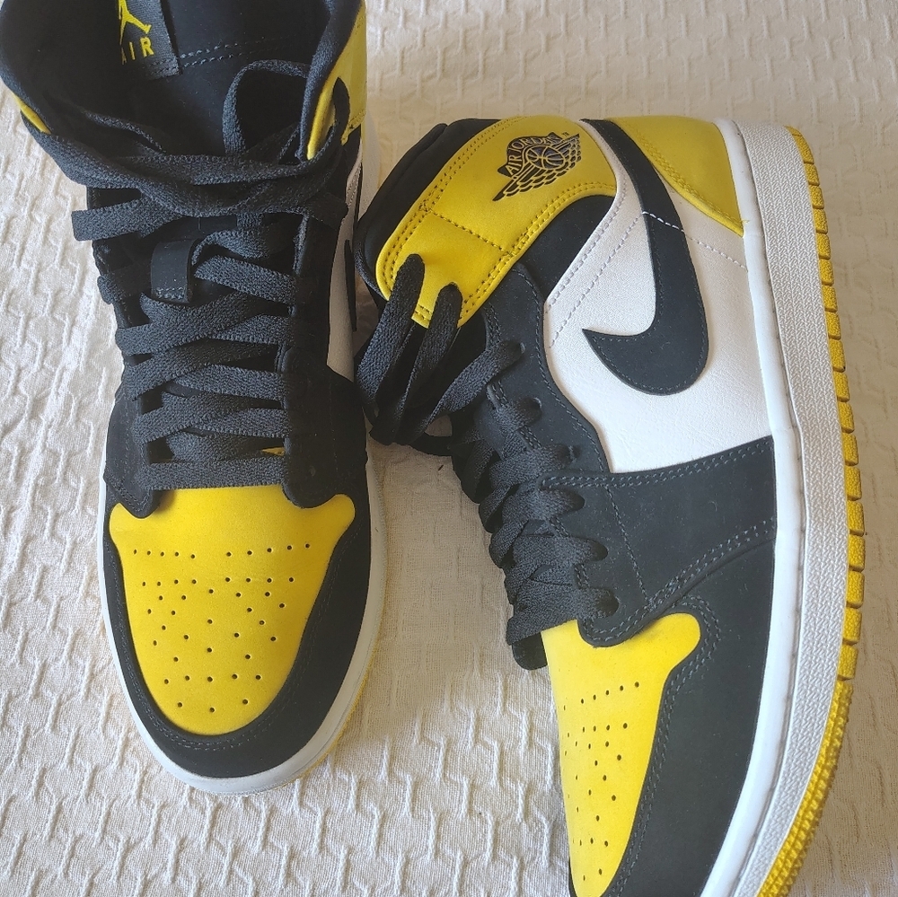 AIR JORDAN 1 MID SE Yellow and Black  Men's Sneakers Size 10